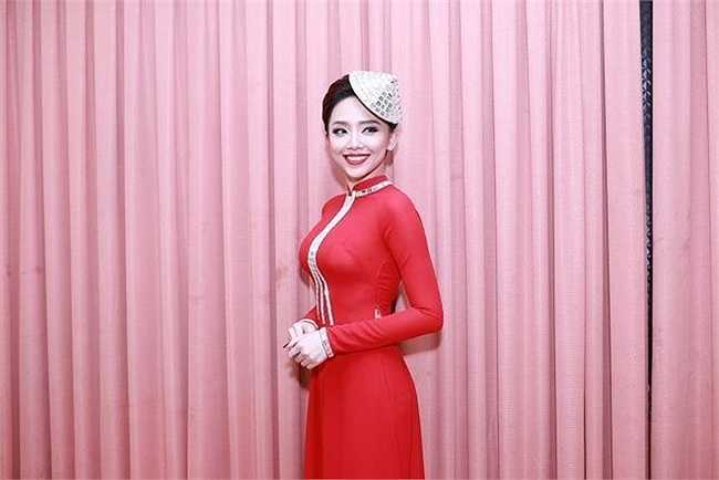 Vào đêm thi thứ hai, khoác lên mình bộ áo dài truyền thống, Tóc Tiên vẫn khoe những đường cong gợi cảm hút mắt.