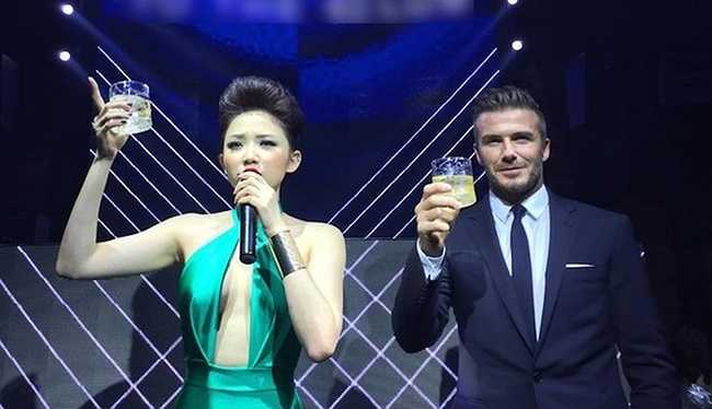 Tóc Tiên với trang phục táo bạo khi dự sự kiện cùng David Beckham.