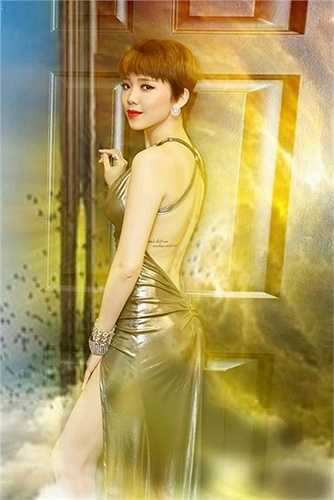 Dòng chữ xăm cá tính sau lưng luôn được Tóc Tiên tận dụng để khoe trong những bộ trang phục gợi cảm.