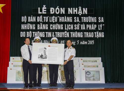 Trao tặng Bộ bản đồ, tư liệu “Hoàng Sa, Trường Sa - Những bằng chứng lịch sử và pháp lý” cho Học viện Hải quân