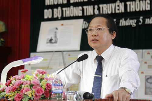 Trao tặng Bộ bản đồ, tư liệu “Hoàng Sa, Trường Sa - Những bằng chứng lịch sử và pháp lý” cho Học viện Hải quân