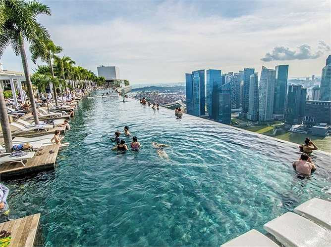 Khách sạn Marina Bay Sands ở Singapore có một hồ bơi vô cực nổi tiếng thế giới trên sân thượng tầng thứ 57, nơi khách vừa bơi vừa có thể chiêm ngưỡng đường chân trời của Singapore.