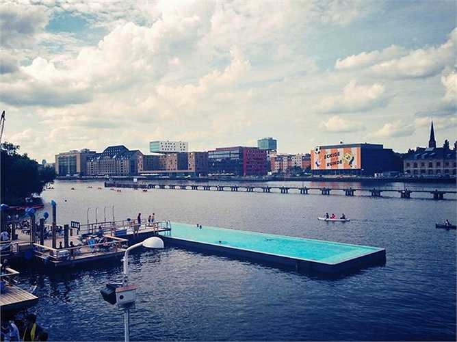 Hồ bơi nổi Arena Badeschiff ở Berlin nằm giữa lòng sông Spree, nơi du khách có thể đắm mình trong làn nước sạch và tận hưởng quang cảnh của thành phố xung quanh.