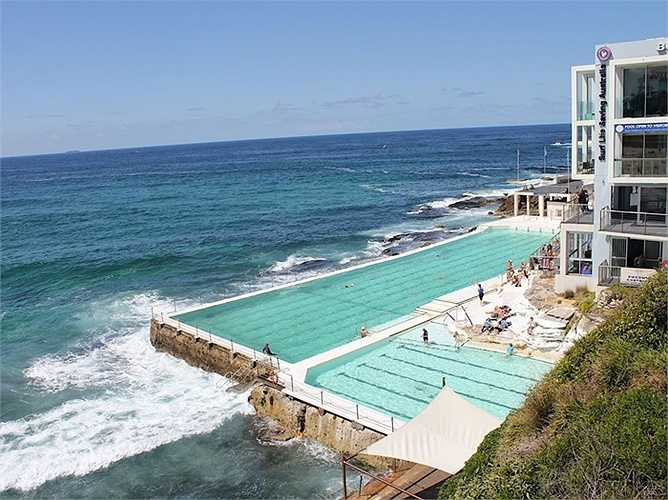 Bondi Icebergs tại Úc là một trung tâm hồ bơi công cộng tuyệt vời được biết đến là hồ bơi lúc nào cũng đông khách, kể cả vào mùa đông.