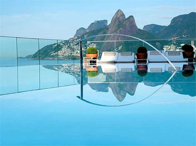 Khách sạn Fasano của Rio de Janeiro, Brazil có mộ hồ bơi trên sân thượng nhìn ra được núi Sugarloaf và bãi biển Ipanema. Hồ bơi nằm ở giữa trung tâm của khu vực đông đúc nổi tiếng nhất của Rio.