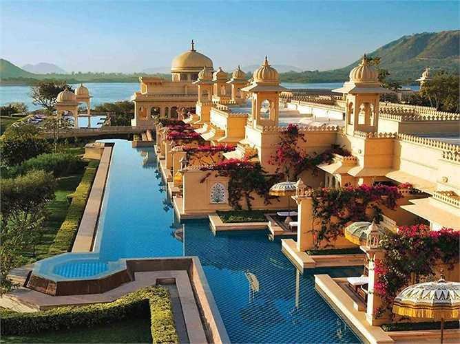 The Oberoi Udaivilas ở Ấn Độ có một hồ bơi tuyệt đẹp mà du khách có thể nhảy xuống hồ bơi từ trong phòng riêng của họ. 