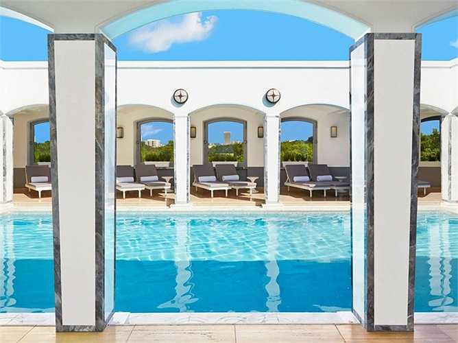 Khách sạn The Berkeley ở London với hồ bơi tuyệt đẹp và nước trong xanh nổi tiếng nằm giữa Knightsbridge.