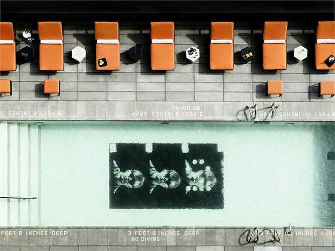 Sixty LES tại thành phố New York là một bể bơi ngoài trời sang trọng với hình ảnh của nhân vật nổi tiếng Andy Warhol nổi dưới nổi dưới đáy bể.