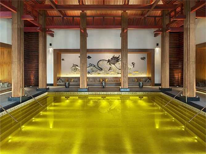 Bể bơi Gold Energy tại khu nghỉ dưỡng St Regis Lhasa nổi tiếng ở Tây Tạng làm cho khách đến bơi cảm thấy nhưng một bậc đế vương thực thụ bởi toàn bộ gạch lót ở dưới đáy đều được mạ vàng. 