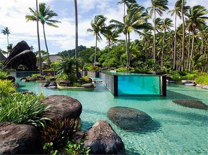 Khu nghỉ dưỡng Laucala Island ở Fiji có một bể bơi tuyệt đẹp nằm giữa lòng một hồ nước lớn, với mặt tiếp xúc với đáy hồ được làm bằng kính để cho bể bơi trông thêm phần đẹp và tự nhiên hơn. 