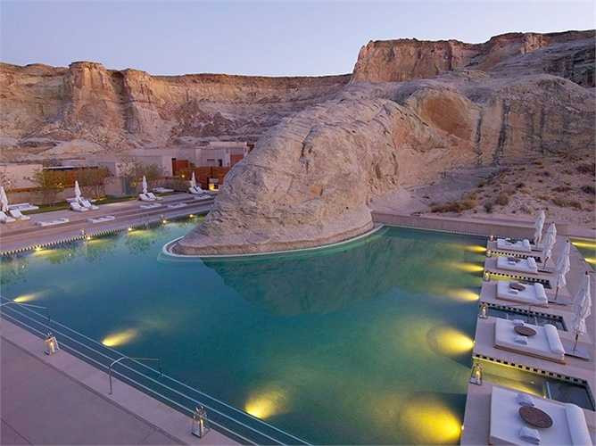 Khu nghỉ dưỡng Amangiri ở Utah xây dựng một hồ bơi độc đáo ở ngay cạnh thắng cảnh Canyon, giúp du khách cảm nhận được toàn bộ được vẻ đẹp của nơi này.