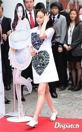 Đầu gối của So Hee là điểm nhấn nổi bật, khiến đôi chân càng thêm thon nhỏ, tạo nên những sải bước đầy tự tin và tăng thêm vẻ dễ thương cho So Hee 