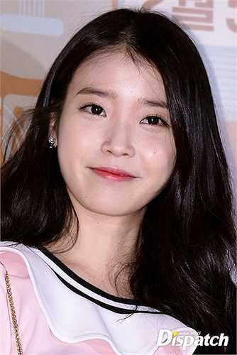 IU thường xuyên để mặt mộc ra ngoài. Fan không ít lần được nhìn thấy gương mặt không trang điểm nhưng vẫn nổi bật của IU. 