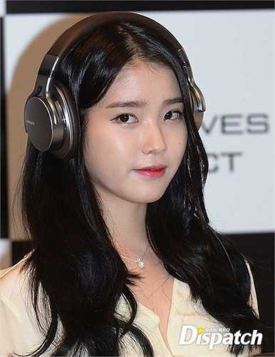 IU sở hữu làn da như em bé. Gương mặt sáng và trắng không tì vết 