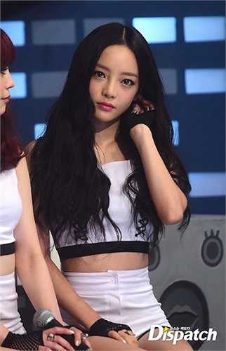 Số đo vòng hai của người đẹp này chỉ có 50,8cm. Vòng eo con kiến của Goo Hara khiến nhiều người ghen tỵ. Khi ngồi cũng không bị lộ bụng mỡ 