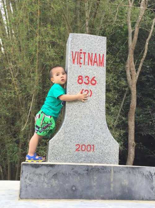 Bé trai 2 tuổi bỗng nhiên ôm chặt cột mốc biên giới Việt-Trung