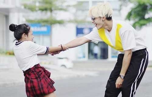 Bản thân anh trai Dương Minh Tuấn là một fashionista khá nổi nên cặp đôi anh trai - em gái có gu thời trang cực kì ấn tượng và sành điệu.