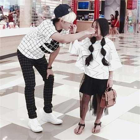 Cặp đôi anh trai – em gái này vẫn thường xuyên chia sẻ những bức ảnh đời thường vô cùng đáng yêu của mình và nhận được sự ủng hộ nhiệt liệt từ phía cộng đồng mạng.