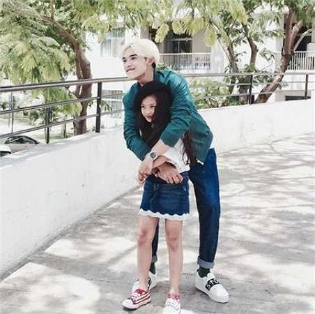 Sunny Dương cũng thường xuyên tâm sự với anh trai những câu chuyện xảy ra xung quanh cuộc sống của bản thân, bạn bè và trường học.