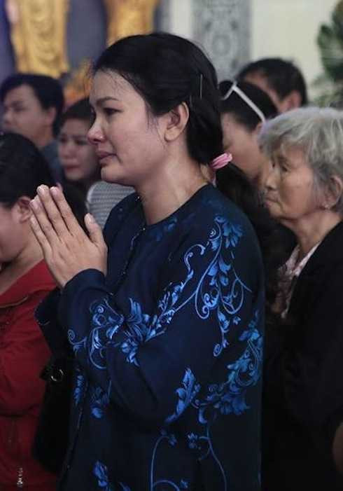 Nữ diễn viên Kiều Chinh rơi lệ vì tiếc thương 'đàn em'.