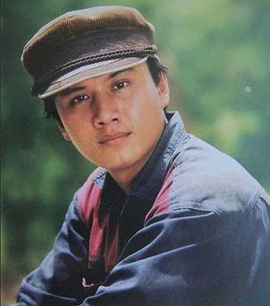 Nam diễn viên Lê Công Tuấn Anh tự kết liễu cuộc đời vào tháng 10/1996 khi mới 29 tuổi. Sự ra đi của anh tạo nên một cơn chấn động đối với người hâm mộ. Hàng nghìn người đã đổ về Sài Gòn tiễn đưa nam tài tử xấu số.