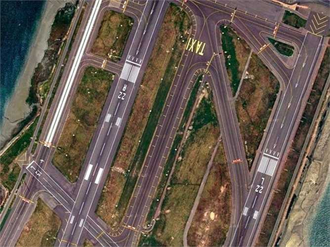 Những đường kẻ trắng tại phần mặt đất bạn đang đi báo hiệu việc bạn đang trên đường cất cánh. Những đường kẻ vàng chỉ ra cho bạn thấy, đó là rìa của đường băng có thể dẫn đến chệch hướng khi cất/hạ cánh.