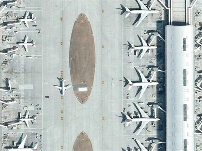 Đường băng được đánh số theo hướng mà từ đó máy bay sẽ cất cánh hoặc hạ cánh, làm tròn tới 10 và chia cho 10.