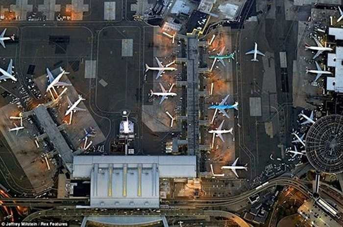 Đường băng được đánh số theo hướng mà từ đó máy bay sẽ cất cánh hoặc hạ cánh, làm tròn tới 10 và chia cho 10.