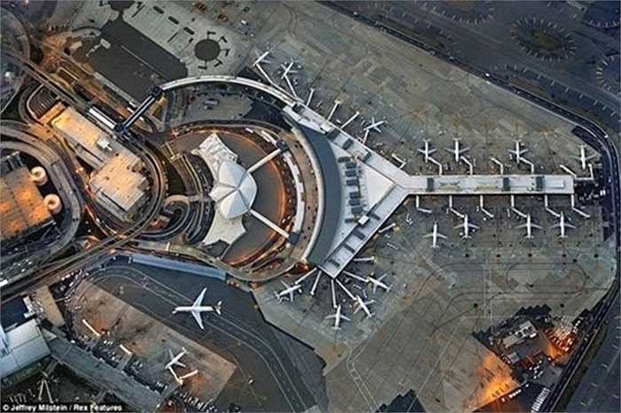 Lợi dụng dòng hải lưu trong không khí, các chuyên gia sẽ tính toán xây dựng đường băng để có thể dễ dàng cất cánh cũng như kiểm soát lực cản khi hạ cánh, tránh việc máy bay đối đầu với gió xoáy khi hạ cánh.