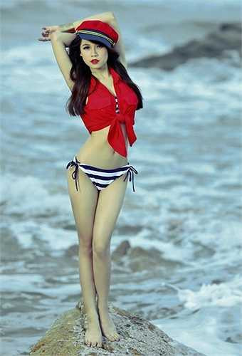 Mũ và áo khoác màu đỏ rực góp phần tôn lên làn da trắng nõn của cô