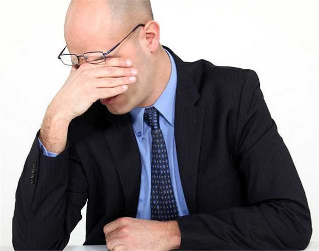 Mắt bị căng thẳng: Nếu bạn bị một vấn đề liên quan về thị lực, bạn lại sử dụng máy tính, máy tính bảng và điện thoại thông minh quá nhiều cũng là một nguyên nhân rất phổ biến của sự căng thẳng đến mắt, gây co giật mí mắt 