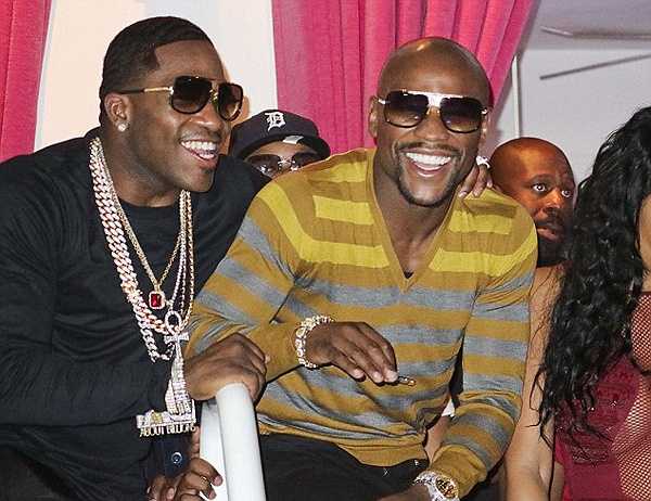 Hôm qua, Mayweather là tâm điểm chú ý khi tới dự tiệc sinh nhật lần thứ 26 của nam ca sĩ Chris Brown tại hộp đêm Drai's, Las Vegas.