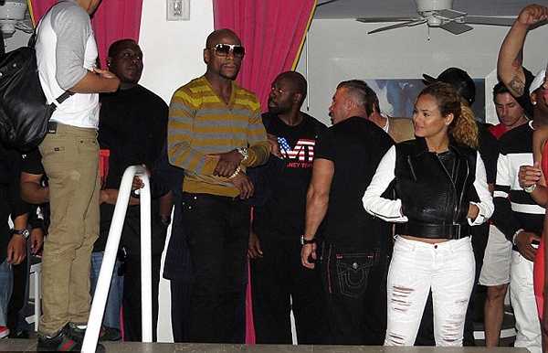 Josie cho rằng Mayweather đã nói dối trắng trợn và yêu cầu anh phải bồi thường cho mình số tiền lên tới 20 triệu USD.