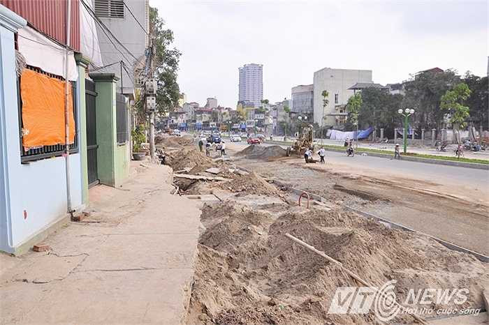 Đường Nguyễn Văn Huyên kéo dài dài 565 m, được đánh giá là đắt nhất thủ đô tới thời điểm này. Tổng mức đầu tư dự án hơn 969 tỷ đồng, trong đó chi phí đền bù giải phóng mặt bằng hơn 680 tỷ đồng, xây lắp hơn 79 tỷ đồng. 