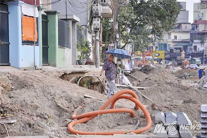 Các hạng mục còn lại như lắp cống, làm vỉa hè vẫn đang được đơn vị thi công gấp rút hoàn thành.