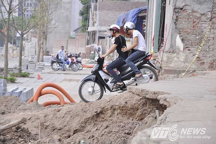 Còn xuống dốc lại 'thót tim'.