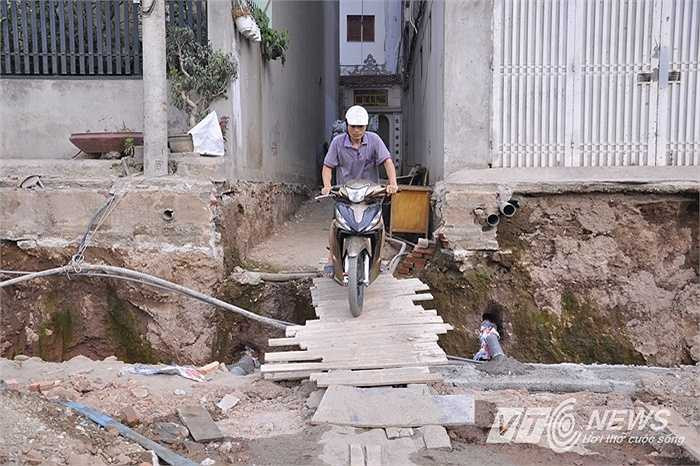 Ông Trần Mạnh Hà - Phó Chủ tịch UBND Quận Cầu Giấy lý giải, tình trạng này xảy ra do nhiều căn nhà được xây dựng từ rất lâu, trước khi làm đường. Khi thực hiện dự án đường Nguyễn Văn Huyên mới xảy ra tình trạng có nhà cao hơn, có nhà thấp hơn mặt đường.