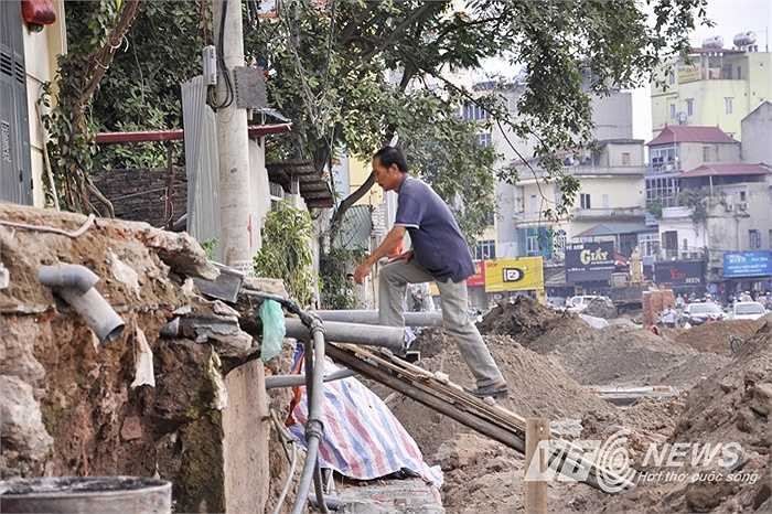 Người dân leo cầu thang lên nhà.