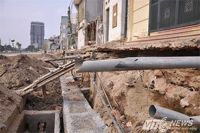 Hệ thống thoát nước của các ngôi nhà trước đây lộ hẳn ra ngoài.