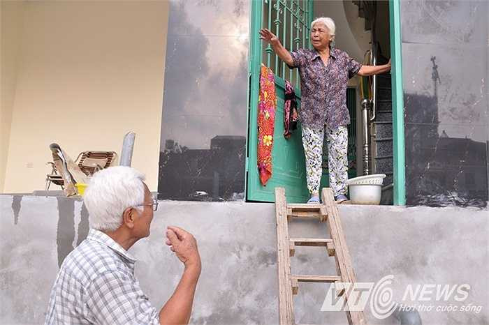 Trong thời gian tới, quận Cầu giấy sẽ nghiên cứu phương an làm bậc hạ cấp cố định hoặc di động cho các ngôi nhà sau khi đã hoàn thiện tất cả hạng mục. (Ảnh: Minh Chiến)