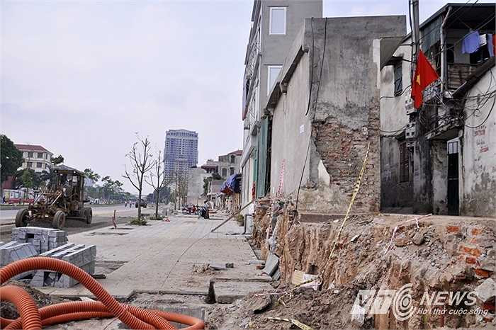 Khung cảnh nham nhở hai bên vỉa hè đường Nguyễn Văn Huyên.