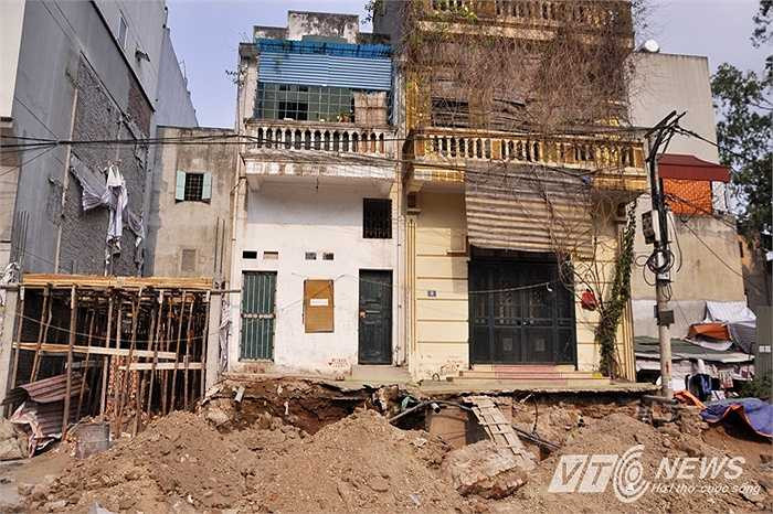 Sau khi thông tuyến, nhiều ngôi nhà hai bên đường cao hơn mặt đường từ 1 đến 1,5 mét.