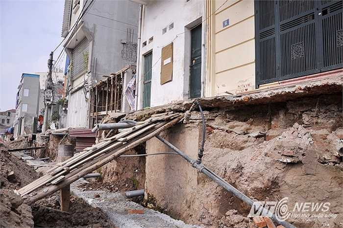 Những chiếc cầu thang gỗ bắc ngang, người dân phải leo lên độ cao hơn 1 mét.