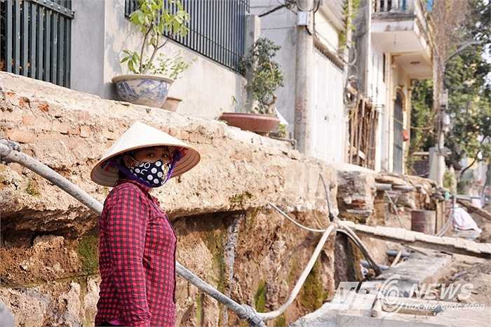 Trong khi đó, các công nhân vẫn đang thi công vỉa hè tuyến đường.