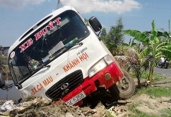 Nổ bánh xe buýt, 11 người nhập viện