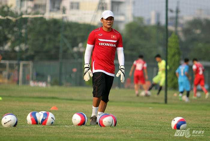 Trợ lý Nguyễn Quốc Tuấn cho các thủ môn tập rất kỹ với trái bóng 'quái vật' này để tránh những mối nguy hiểm mà nó có thể mang đến khi bước vào SEA Games 28.
