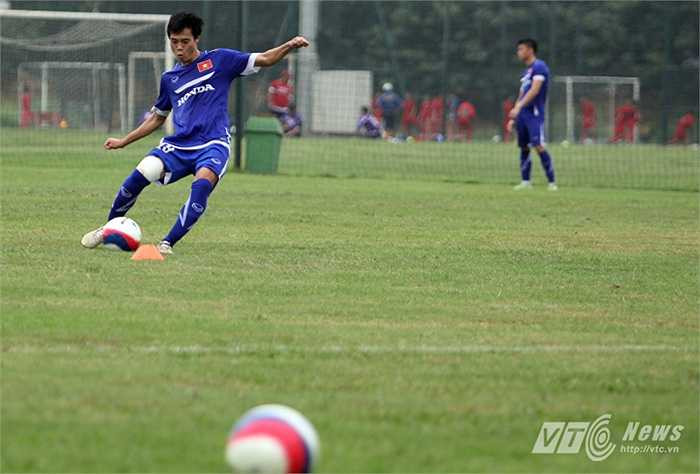 Các tiền đạo cũng được cho tập sút bóng với loại bóng này.