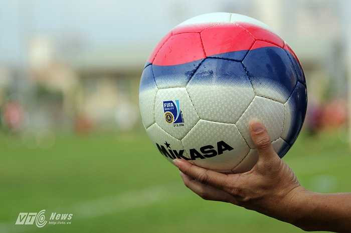 Đặc biệt, cách phối màu của quả bóng dễ làm lóa mắt các thủ thành cũng như cầu thủ nếu nó bay trên cao.