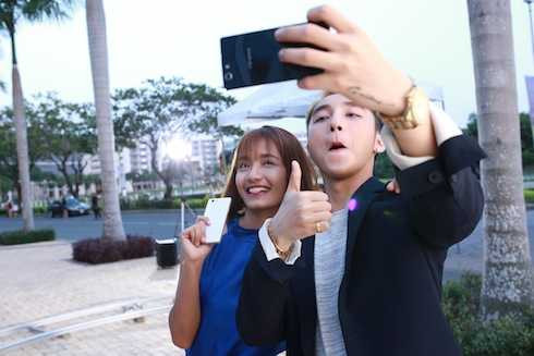 Phong cách của Tùng ngày càng thời thượng. Biểu cảm của Sơn Tùng M-TP cũng vô cùng đa dạng, từ lạnh lùng 'băng giá' cho tới tươi cười nhí nhố.