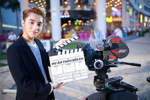 Sơn Tùng M-TP trong hậu trường MV mới. 